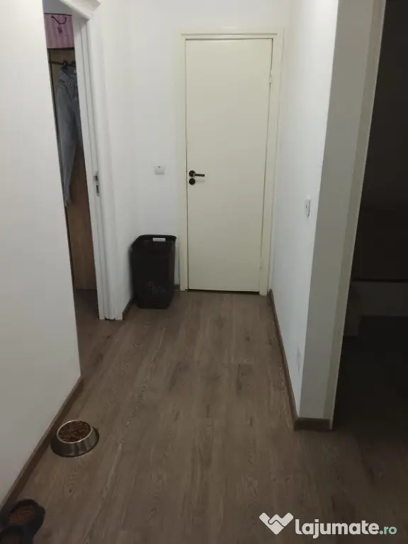 Direct proprietar – Apartament 3 camere, Pajura – Locație excelentă