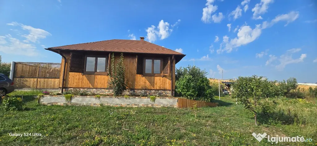 Teren in suprafata de 2400 mp cu cabanuta