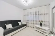 Garsonieră decomandată - Complet renovată - Parter –... 