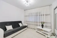 Garsonieră decomandată - Complet renovată - Parter –... 