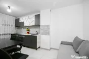 Garsonieră decomandată - Complet renovată - Parter –... 
