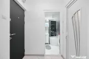 Garsonieră decomandată - Complet renovată - Parter –... 