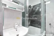 Garsonieră decomandată - Complet renovată - Parter –... 