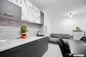 Garsonieră decomandată - Complet renovată - Parter –... 