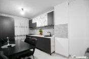 Garsonieră decomandată - Complet renovată - Parter –... 