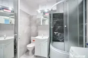 Garsonieră decomandată - Complet renovată - Parter –... 