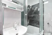 Garsonieră decomandată - Complet renovată - Parter –... 