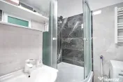 Garsonieră decomandată - Complet renovată - Parter –... 