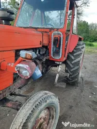 Tractor 650 și o remorcă pe o axă basculabilă