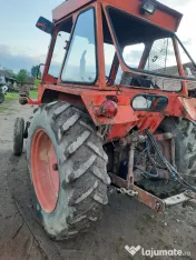 Tractor 650 și o remorcă pe o axă basculabilă 