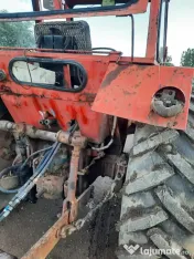 Tractor 650 și o remorcă pe o axă basculabilă 