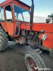 Tractor 650 și o remorcă pe o axă basculabilă 