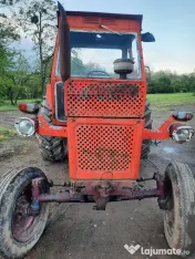 Tractor 650 și o remorcă pe o axă basculabilă 