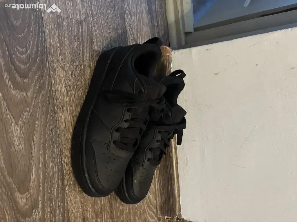 Adidasi nike court vision