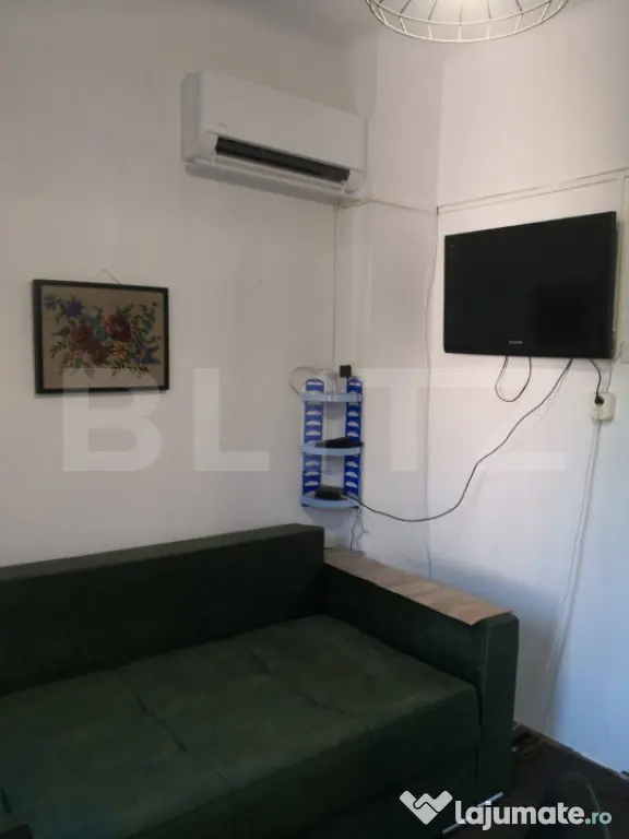 Garsoniera la casa cu curte si terasa in zona Centrala