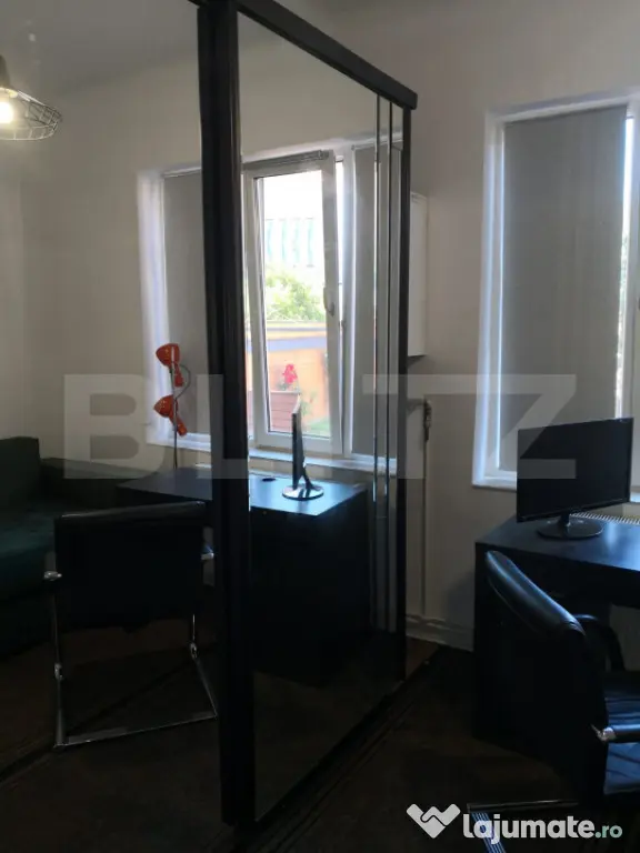 Garsoniera la casa cu curte si terasa in zona Centrala