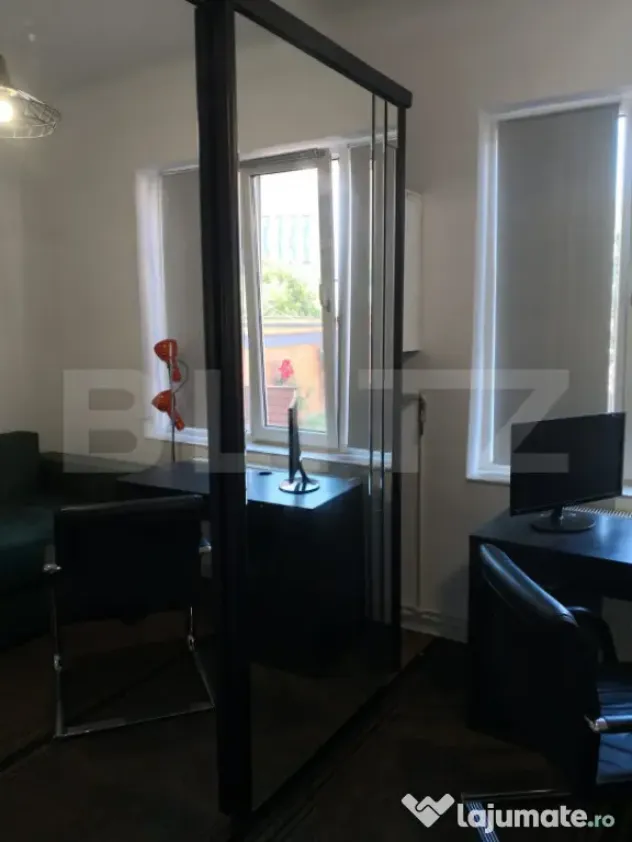 Garsoniera la casa cu curte si terasa in zona Centrala