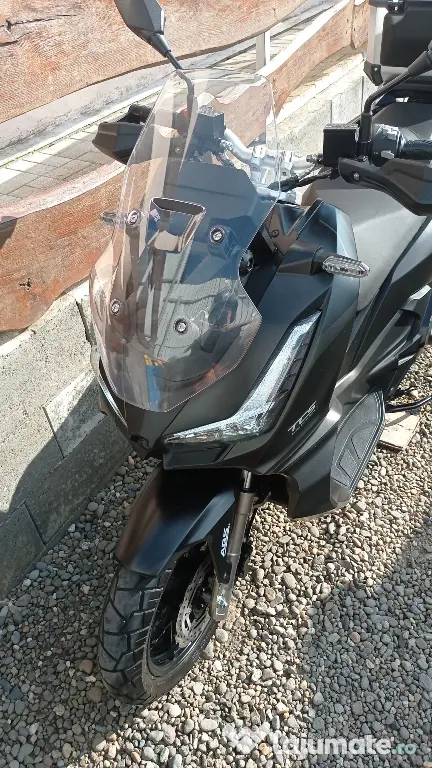 Vând maxi scooter
