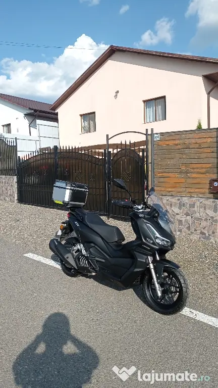 Vând maxi scooter