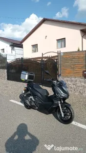 Vând maxi scooter