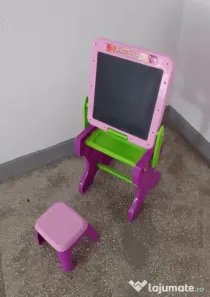 Tablă -măsuță de desenat pentru copii.