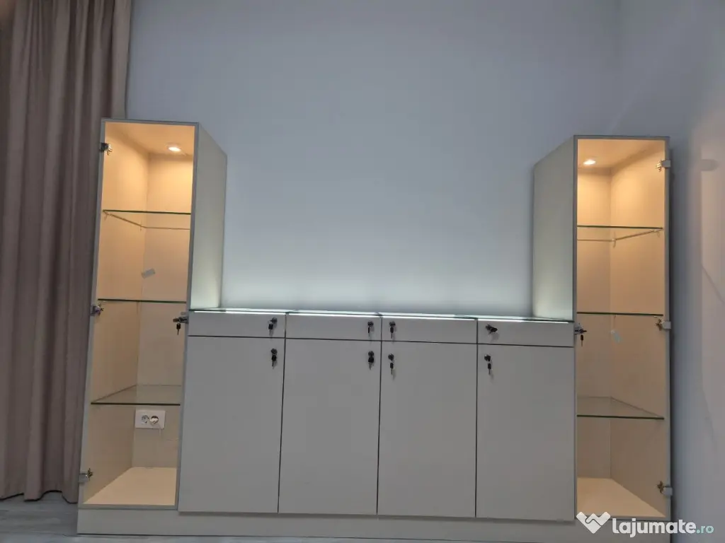 Mobilier magazin / Showroom – Vitrine verticale + Pult expozițional cu LED