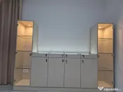 Mobilier magazin / Showroom – Vitrine verticale + Pult expozițional cu LED