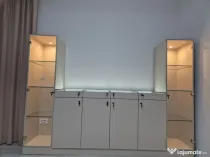 Mobilier magazin / Showroom – Vitrine verticale + Pult expozițional cu LED