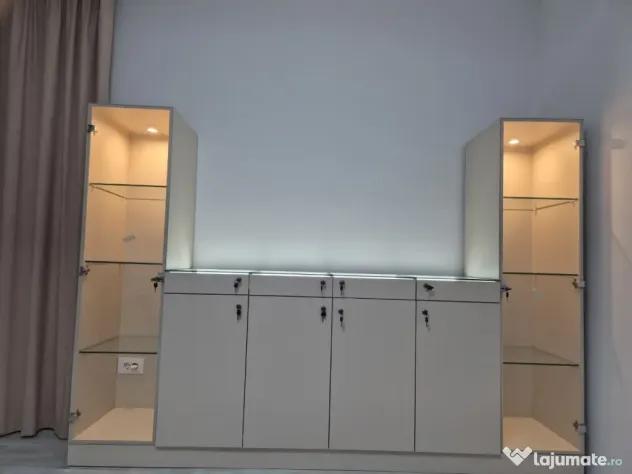 Mobilier magazin / Showroom – Vitrine verticale + Pult expozițional cu LED