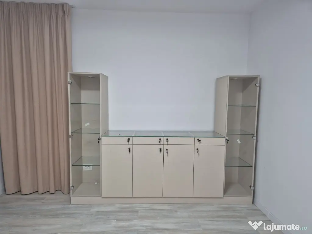 Mobilier magazin / Showroom – Vitrine verticale + Pult expozițional cu LED
