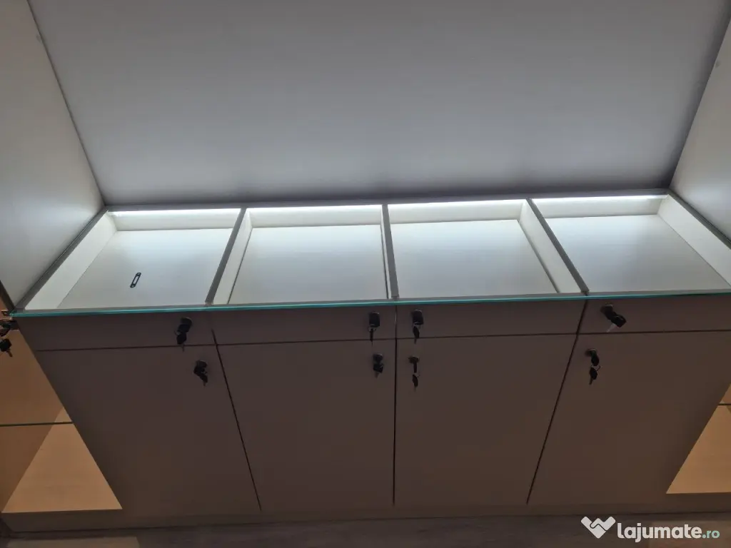Mobilier magazin / Showroom – Vitrine verticale + Pult expozițional cu LED