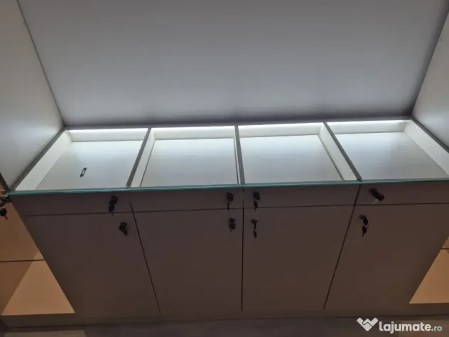 Mobilier magazin / Showroom – Vitrine verticale + Pult expozițional cu LED