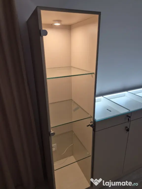 Mobilier magazin / Showroom – Vitrine verticale + Pult expozițional cu LED