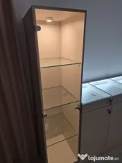 Mobilier magazin / Showroom – Vitrine verticale + Pult expozițional cu LED