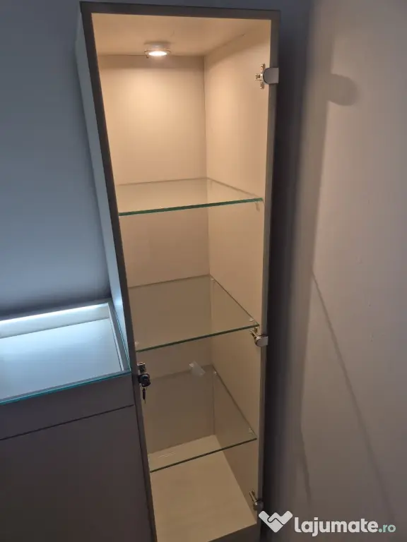 Mobilier magazin / Showroom – Vitrine verticale + Pult expozițional cu LED