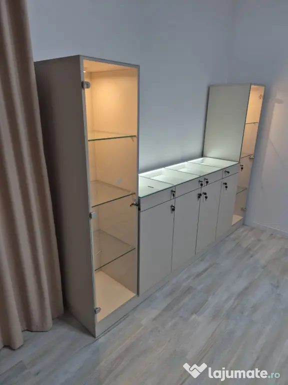 Mobilier magazin / Showroom – Vitrine verticale + Pult expozițional cu LED