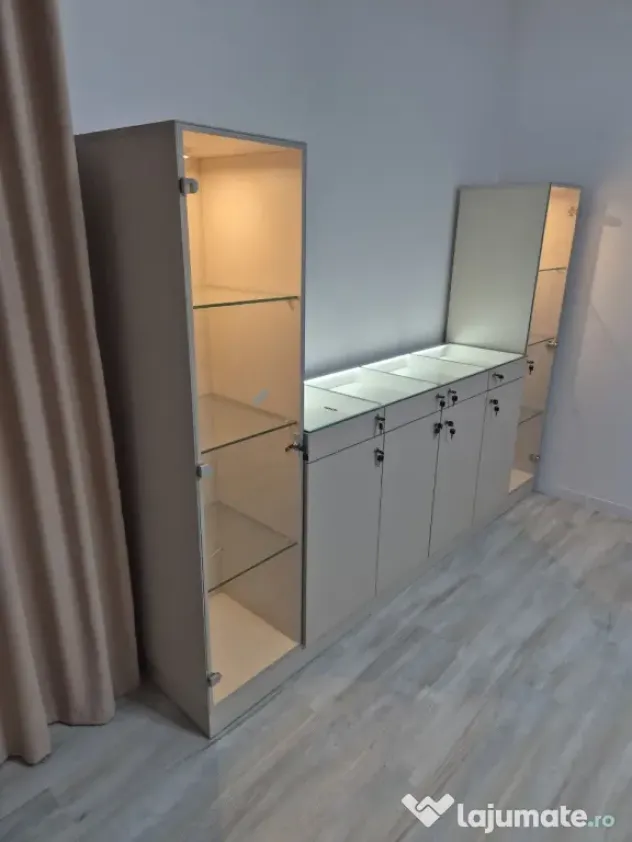 Mobilier magazin / Showroom – Vitrine verticale + Pult expozițional cu LED