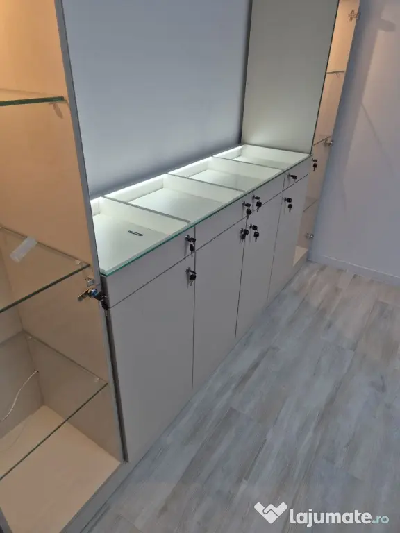 Mobilier magazin / Showroom – Vitrine verticale + Pult expozițional cu LED