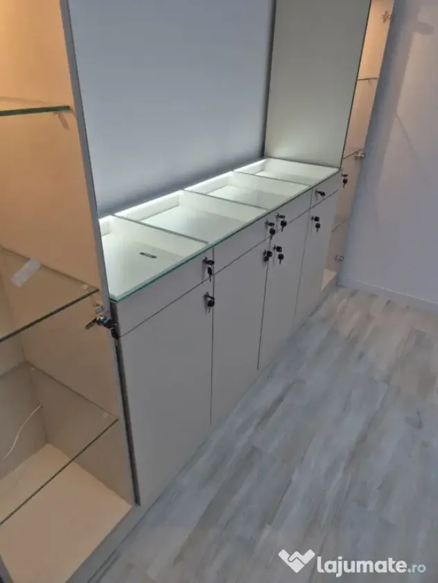 Mobilier magazin / Showroom – Vitrine verticale + Pult expozițional cu LED