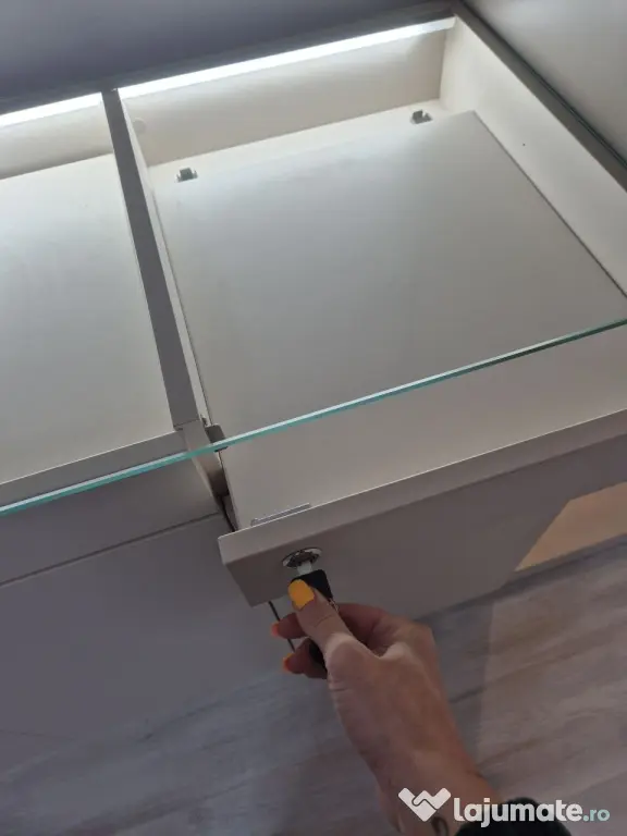 Mobilier magazin / Showroom – Vitrine verticale + Pult expozițional cu LED