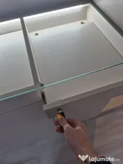 Mobilier magazin / Showroom – Vitrine verticale + Pult expozițional cu LED