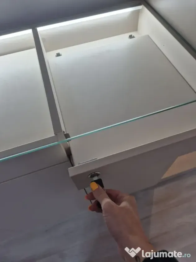 Mobilier magazin / Showroom – Vitrine verticale + Pult expozițional cu LED
