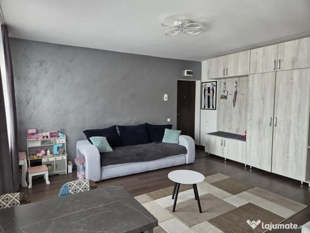 Apartament de vanzare semidecomandat ,2 camere 44mp , zona S