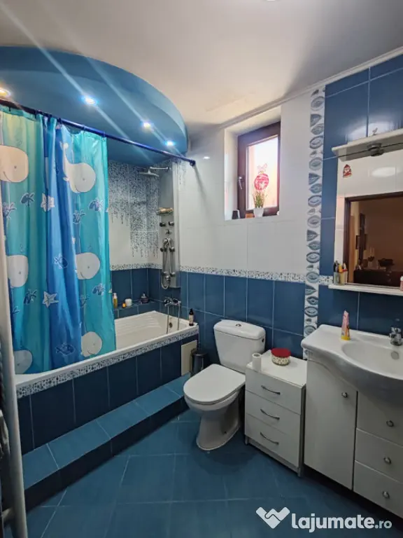 Casă individuală 170 mp, curte 683 mp, 2 garaje cu ușă a