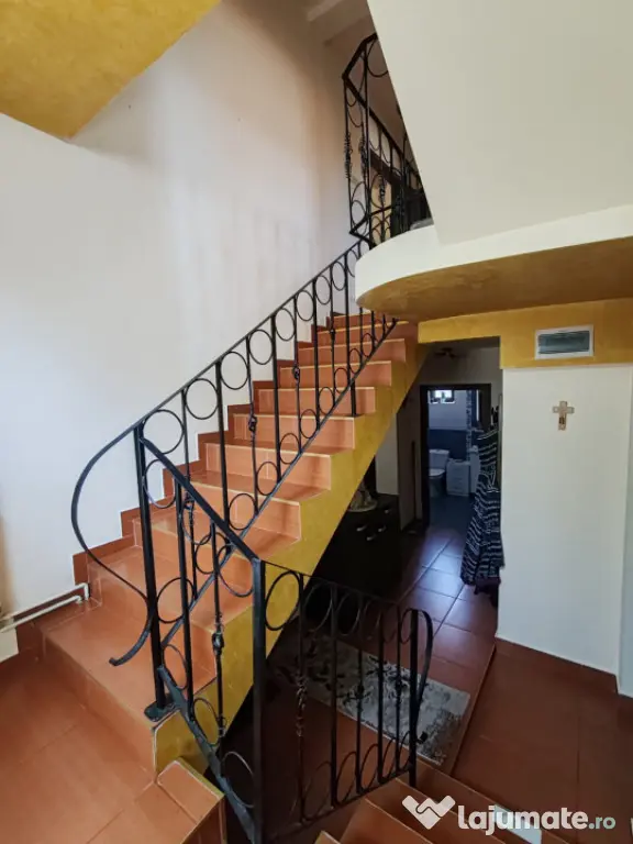 Casă individuală 170 mp, curte 683 mp, 2 garaje cu ușă a