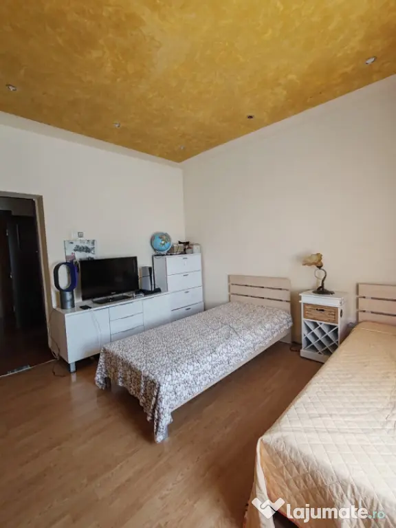 Casă individuală 170 mp, curte 683 mp, 2 garaje cu ușă a