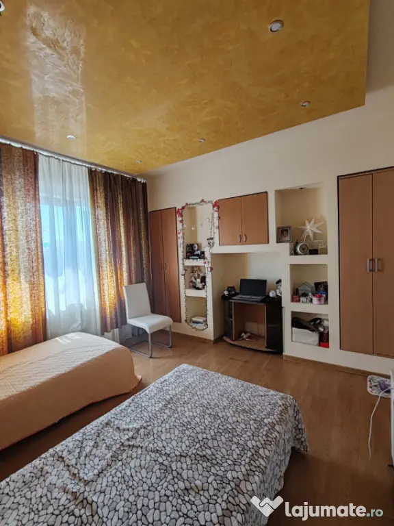 Casă individuală 170 mp, curte 683 mp, 2 garaje cu ușă a