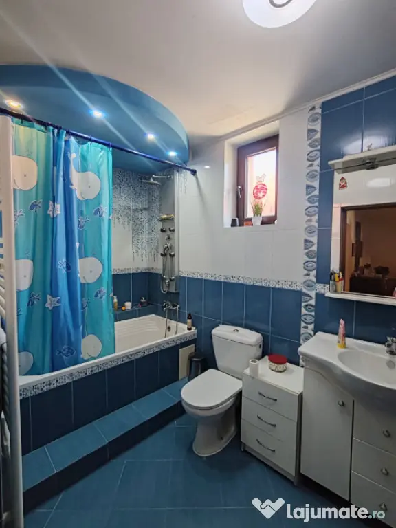Casă individuală 170 mp, curte 683 mp, 2 garaje cu ușă a