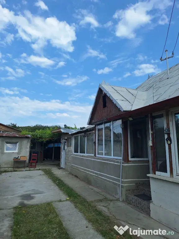 Casă bătrânească plus teren