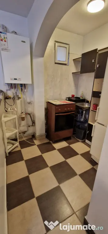 Apartament 2 camere decomandat, Parter, Curte comună, Barie